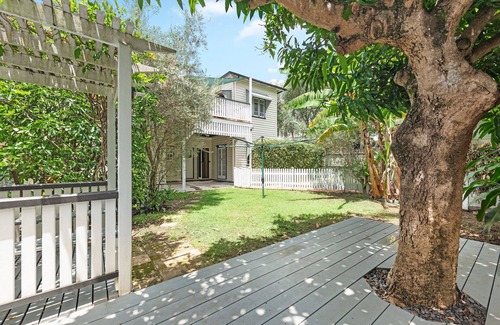 Woolloongabba House | A Colourful Life! 4Bed/2.5Bath/1Car ~ Queenslander
