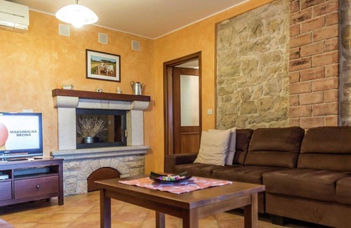 Marasi Cottage | A comfortable holiday home with private pool and garden near the Lim Canal