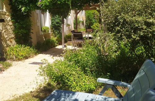 La Guerche-sur-l'Aubois House | A cool house for the summer, in a quiet, flowery garden, relaxation assured.