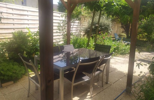 La Guerche-sur-l'Aubois House | A cool house for the summer, in a quiet, flowery garden, relaxation assured.