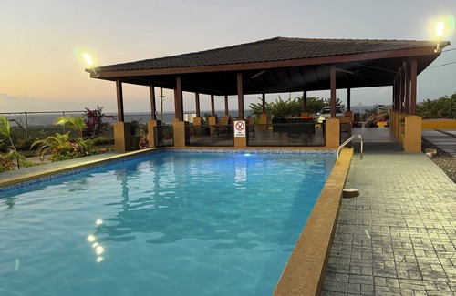 Falmouth Villa | A Cool Ocean Breeze Getaway - Pool, Gym, Wifi & Tennis Court