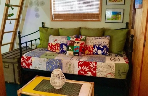 Raglan House | A Cosy Bach in the heart of Raglan, 'WHARE AROHA' Check in 2pm Check out 11am.