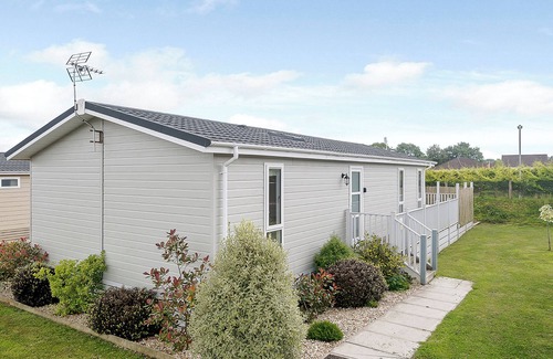 Honiton Ski Chalet | A cosy lodge with one master double and one twin.