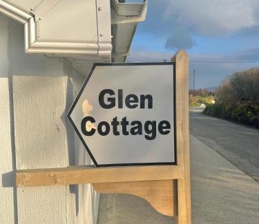 Malin Apartment | A Cosy & Spacious Retreat with High Ceilings- Glen Cottage