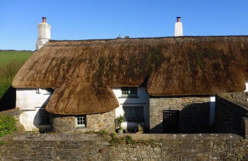 Hartland Cottage | A cosy thatched cottage in coastal location - a perfect eco-retreat for four