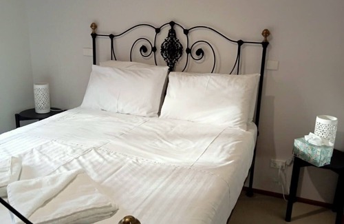 Lyndoch Bed & Breakfast | A cottage with everything you need - Sleeps up to 4 - Pet Friendly