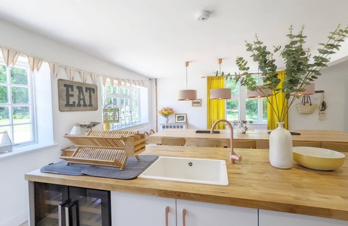 Chichester Cottage | A country house that sleeps 18 guests in 7 bedrooms