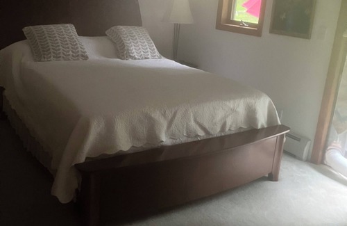 Tiverton House | A country setting with scenic water view.