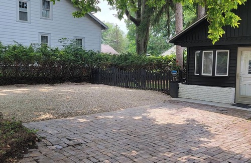 Sharon Heights House | A Couple's Urban Get-A-Way Bungalow Under The Pines