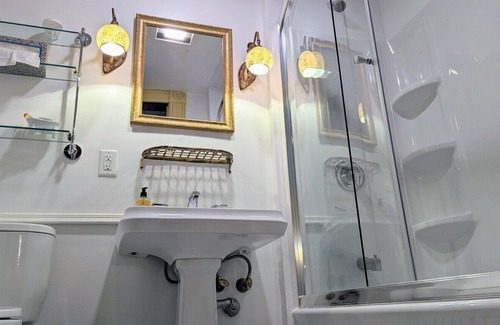 Shelburne Bed & Breakfast | A cozy 2nd Floor King/Queen 2-room Suite B&B in Downtown Shelburne - Delicious Breakfasts! HAR