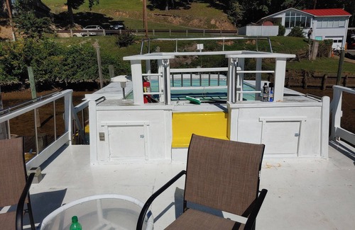 Ampthill Boat Rental | A Cozy And Classic Hatteras 43' Yacht In One Of The Best James River Locations