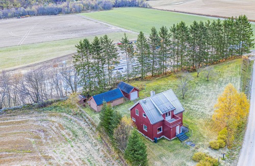 Sunndal House | A cozy cottage located in the middle of the majestic Sunndals mountains.