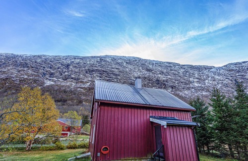 Sunndal House | A cozy cottage located in the middle of the majestic Sunndals mountains.