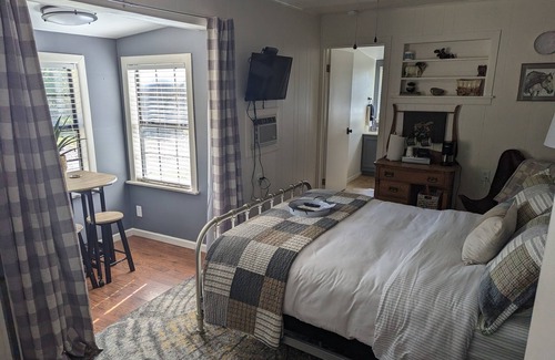 Fort Davis House | A cozy Inn nestled against Sleeping Lion Mountain in beautiful Ft Davis Tx.