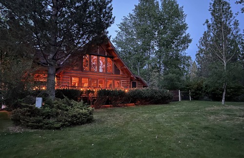 Florence House | A cozy log house in the Bitterroot Valley