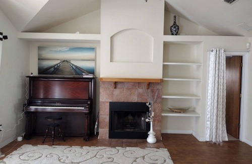 Gainesville House | A cozy, spacious environment to bring out your peace, and lay off your worries.