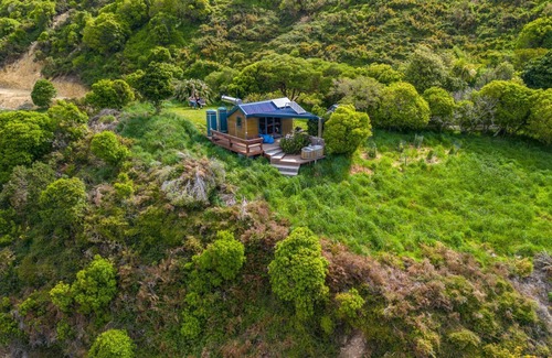 Nelson Region Cabin | A cute secluded hut with ocean views
