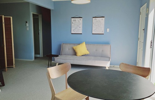 Tasman House | A delightful studio nestled in the very popular area of Kina Beach, and a few steps from the beach