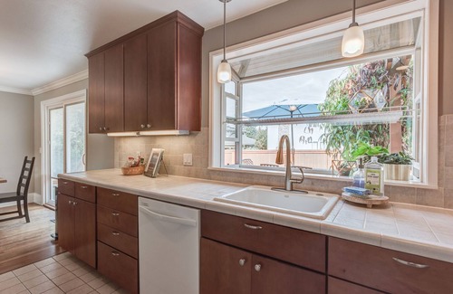 The Bowl of Edmonds House | A Downtown Edmonds Kind of Stay! Spacious 4Bedroom+2.5Bath Close to Everything.