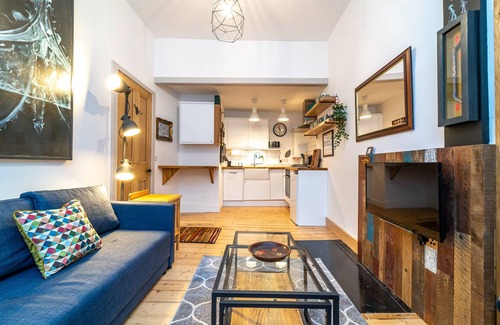 Gifford Apartment | A fabulously designed one-bed apartment in a superb location. Sleeps 2.