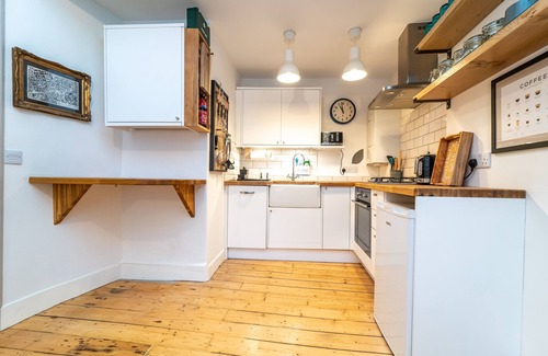 Gifford Apartment | A fabulously designed one-bed apartment in a superb location. Sleeps 2.