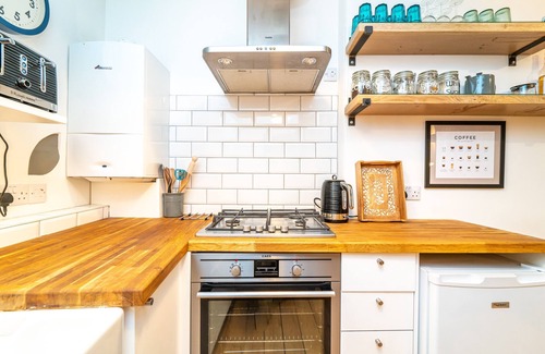 Gifford Apartment | A fabulously designed one-bed apartment in a superb location. Sleeps 2.