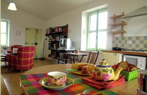 Tuscania House | A farm house, situated on a hillock of the Maremma in the Latium