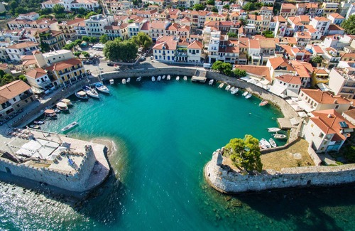Nafpaktos Apartment | A few steps from Gribovo beach and a 2-minute walk from Psani beach. n