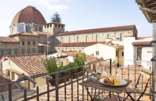 Duomo Apartment | A Few Steps to The Duomo Amazing 4BD Apt