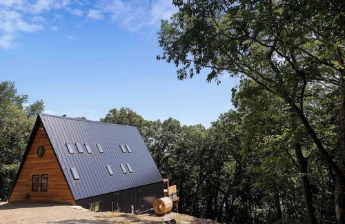 Beloit Cabin | A-Frame Riverside Luxury: Hot Tub, Sauna, Arcade & Views!