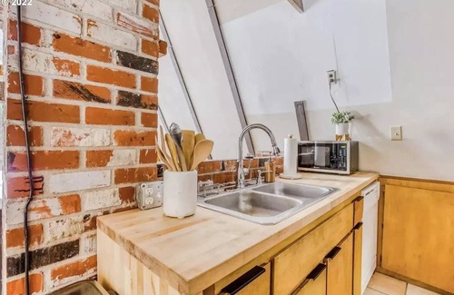 Government Camp Cabin | A-Frame with Hot Tub, Ski in/Ski out, Fiber Internet, Sleeps 13, Dog Friendly!