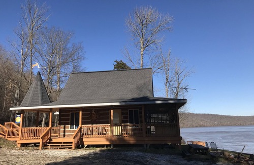 Magnet Cabin | A full Moon night, the entire River transforms to ‘Moon River"