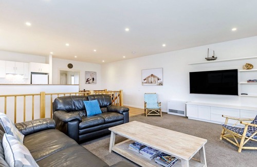 Port Fairy House | A fully self contained townhouse that offers sensational ocean views.