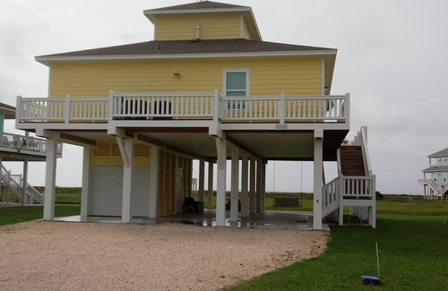 Port Bolivar House | A Great Getaway, 5⭐️, 2nd Row Home w/Great Views & Many Amenities."