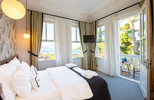 Adalar House | A Great sea view room with shared bathroom