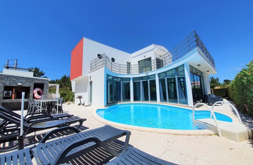 Quinta do Anjo Villa | A great villa with a private pool and a marvelous view to a castle