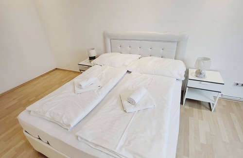 Stockerau Apartment | A Greek kingdom with fine food