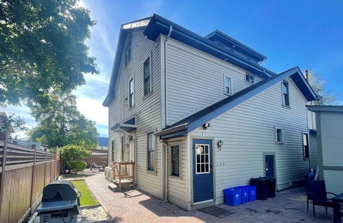 Vernon Apartment | A Ground Level, 1 Bed/1 Bath Suite Situated in the Historical Carew House