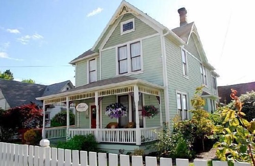 Newberg Apartment | A Handsome Newly Remodeled Vintage Inspired Apartment In Downtown Newberg, OR