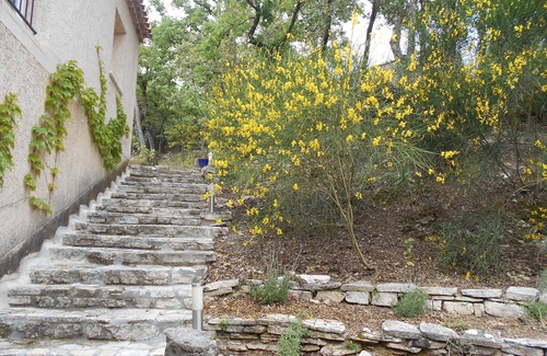 Collorgues Apartment | A haven of peace surrounded by nature. One bedroom, air conditioning, swimming pool .