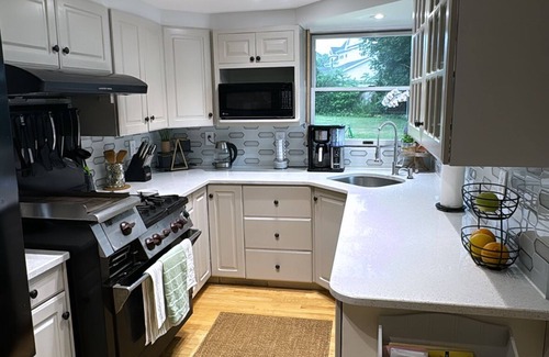 Port Jefferson Station Cottage | A Hidden Gem! Cozy Cottage with huge Pool & Garden! 8 guest - 4 bedrooms-2 baths