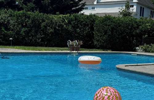 Port Jefferson Station Cottage | A Hidden Gem! Cozy Cottage with huge Pool & Garden! 8 guest - 4 bedrooms-2 baths