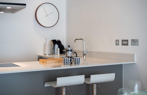 Queen's Park House | A Hint of Pink - Three Bedroom House, Sleeps 6