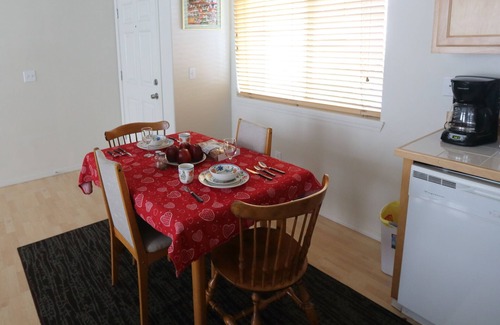 Beaverton House | A Home Away From Your Home 2 Master Suites Townhouse On In A Quiet Neighborhood