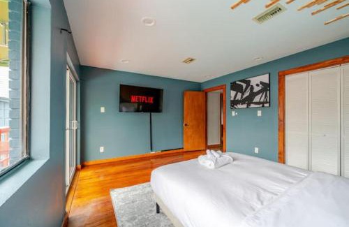 Neartown Apartment | A Houston Resort Style Pool EV Charging