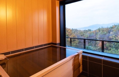 Ichinoseki Hotel | A Japanesestyle room with an indoor cypress bath /Ichinoseki Iwate