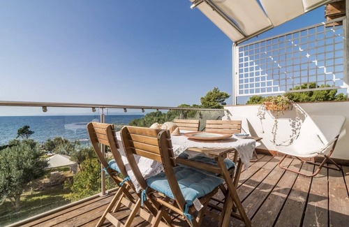 Villaggio delle Mimose Apartment | A jewel by the sea, attic with Wf