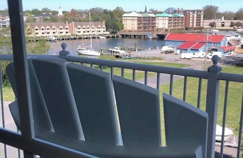 Cambridge Condo | A Kozy Waterfront Condo