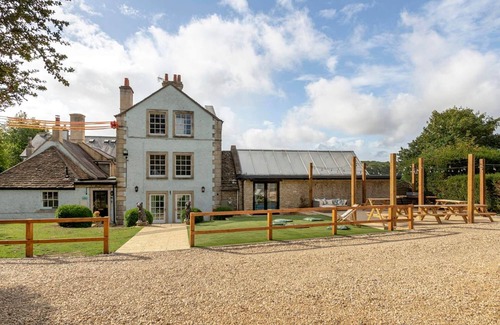 Petty France Cottage | A large group retreat that sleeps 20 guests in 7 bedrooms