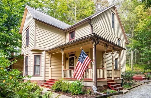 Eagles Mere Cottage | A large inviting deck beckons you to "Victoria" in Eagles Mere